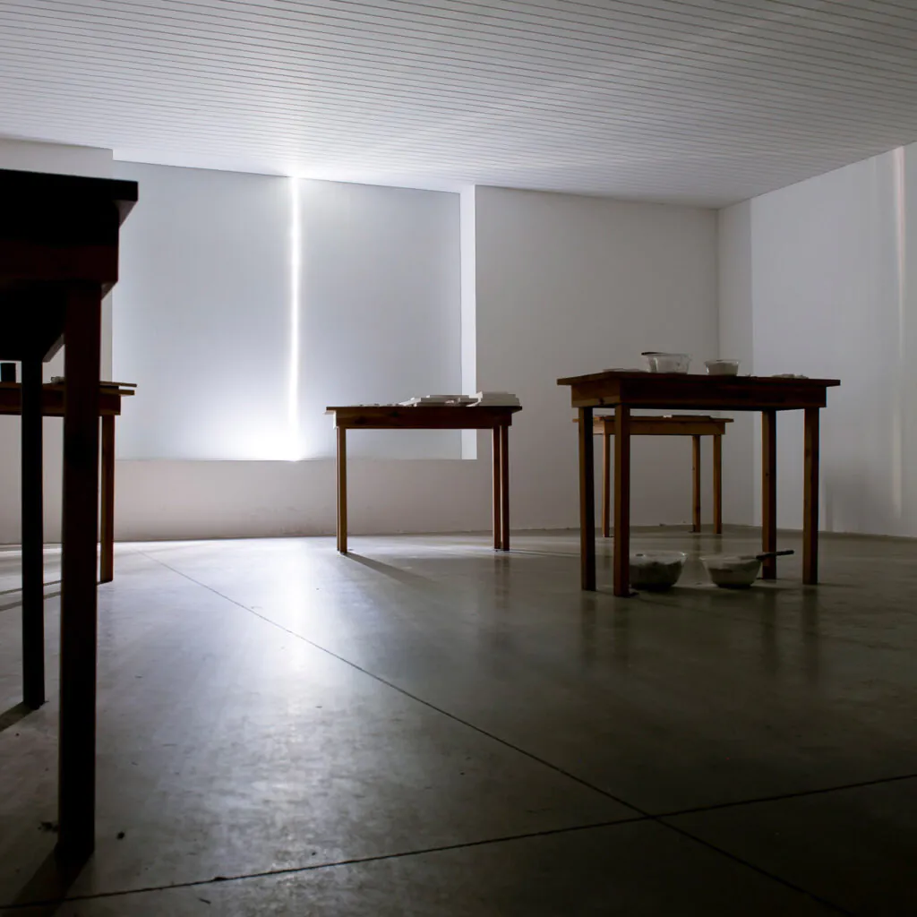 Victor Grippo, La Intimidad de la Luz en St. Ives, 1997, 6 mesas, gesso, moldes, argila, água, ferramentas e texto, dimensões variáveis. Foto: William Gomes