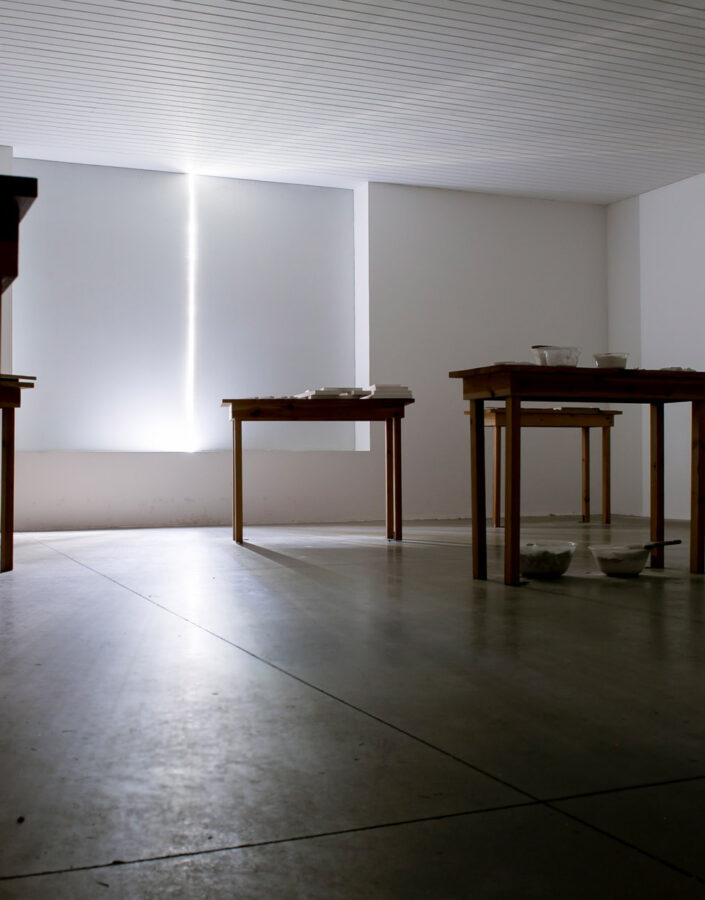 Victor Grippo, La Intimidad de la Luz en St. Ives, 1997, 6 mesas, gesso, moldes, argila, água, ferramentas e texto, dimensões variáveis. Foto: William Gomes