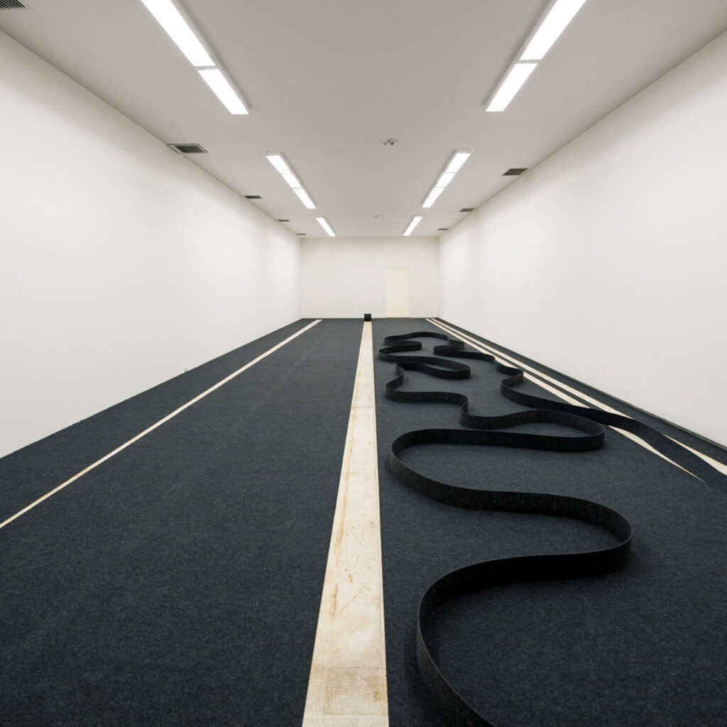 Obra Método para arranque e deslocamento, 1992-93, de José Damasceno na exposição "Visão Geral" (2019). Acervo de arte contemporânea Inhotim