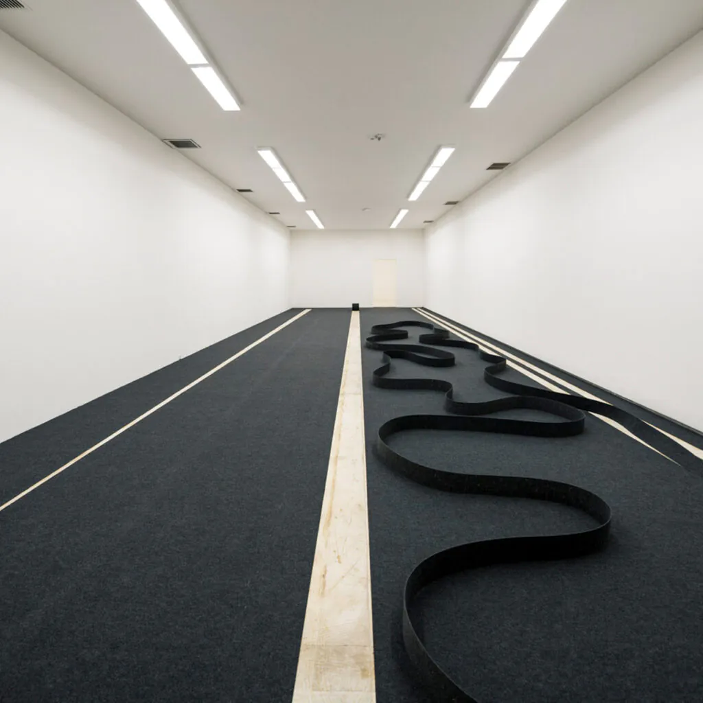 Obra Método para arranque e deslocamento, 1992-93, de José Damasceno na exposição "Visão Geral" (2019). Acervo de arte contemporânea Inhotim