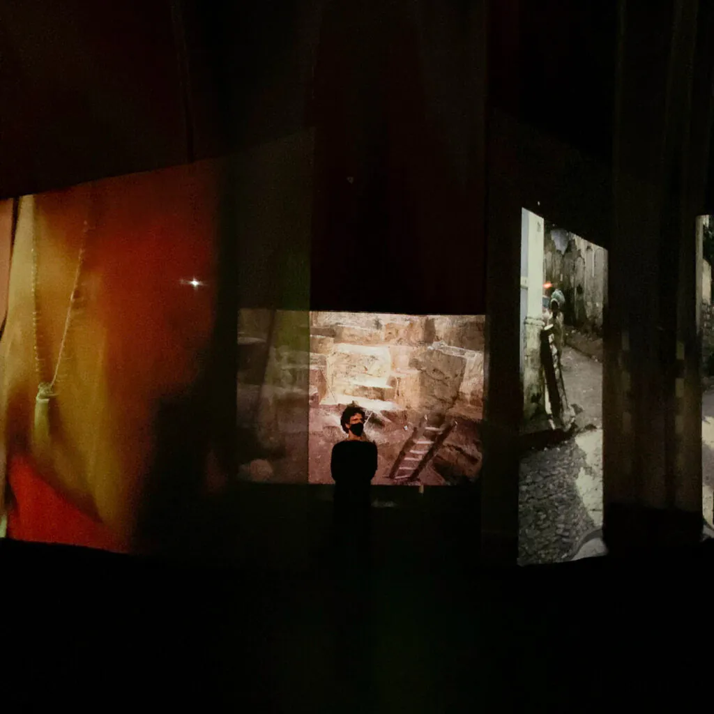 Miguel Rio Branco, Diálogos com Amaú, 1983, projeções sobre voil de slides 35mm digitalizados, som mono, dimensões variáveis;. Foto: Brendon Campos