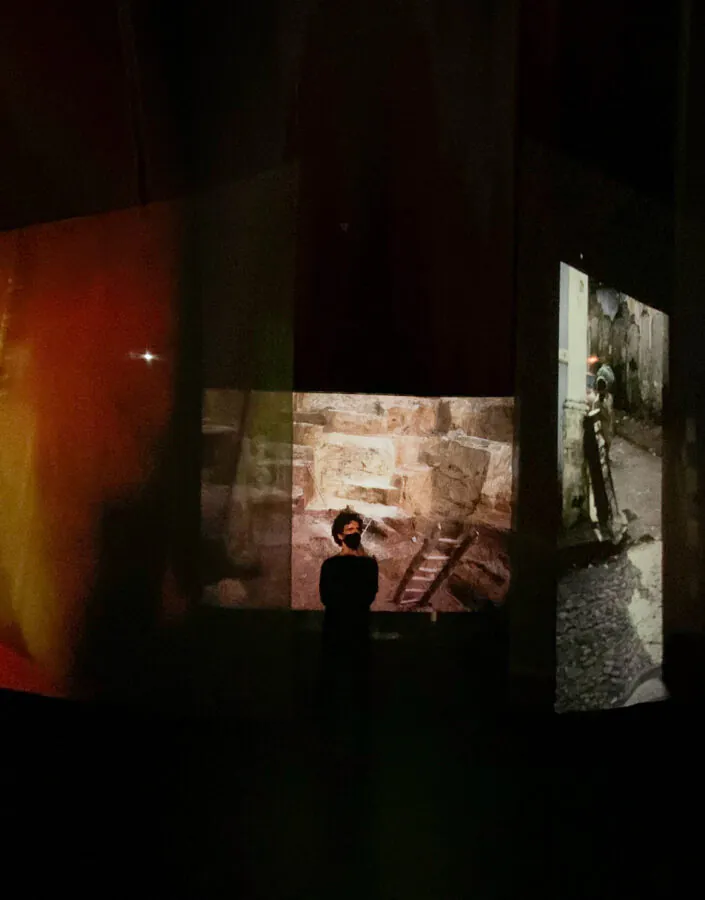 Miguel Rio Branco, Diálogos com Amaú, 1983, projeções sobre voil de slides 35mm digitalizados, som mono, dimensões variáveis;. Foto: Brendon Campos