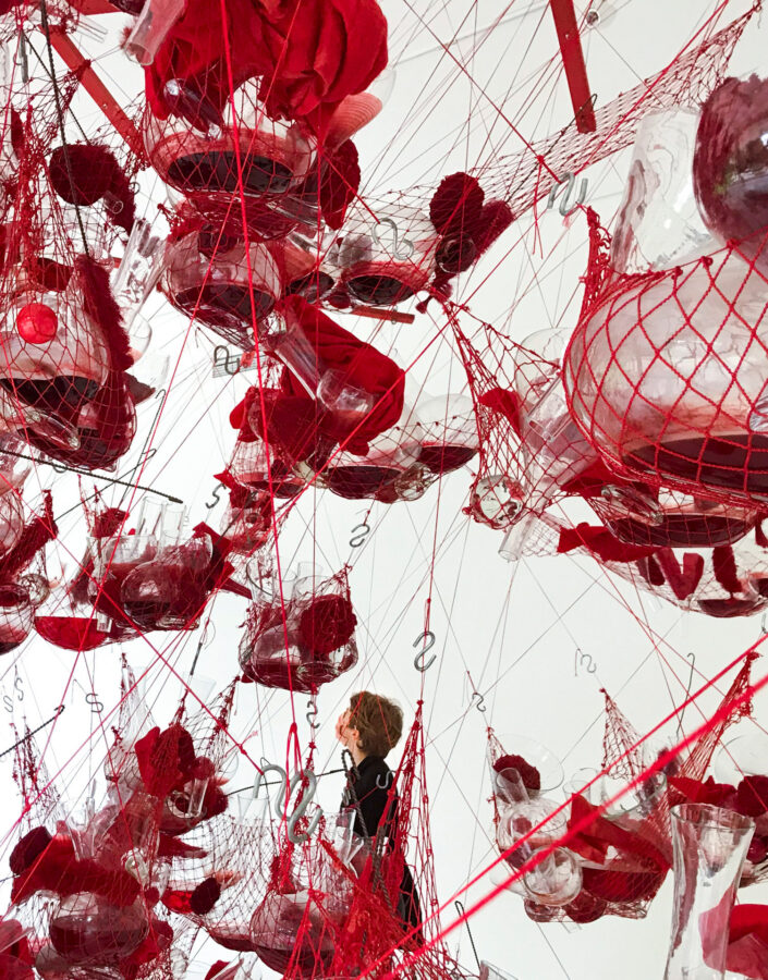 Tunga, True Rouge, 1997, [detalhe], redes, madeira, vidro soprado, pérolas de vidro, tinta vermelha, esponjas do mar, bolas de sinuca, escovas limpa-garrafa, feltro, bolas de cristal, 1315x750x450 cm. Foto: Carol Lopes.