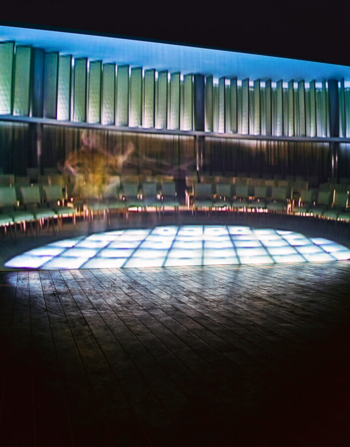 Valeska Soares, Folly, 2005, [vista interna], vídeo transferido para DVD, 5’, madeira, vidro, ar-condicionado, trilha sonora The Look of Love, 250x1110 cm. ​Foto: William Gomes