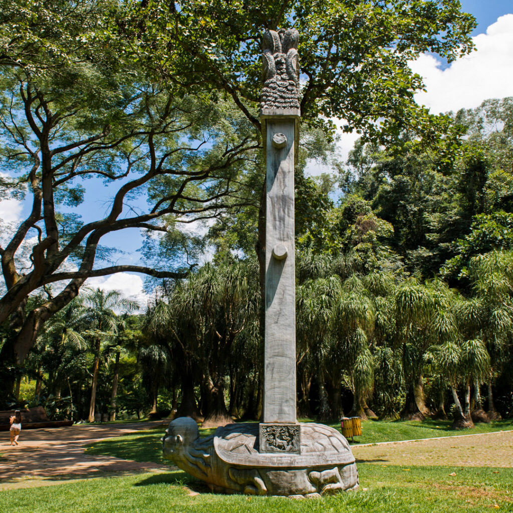 Zhang Huan, Gui Tuo Bei, 2001, pedra, 640x195x250 cm. ​Foto: William Gomes