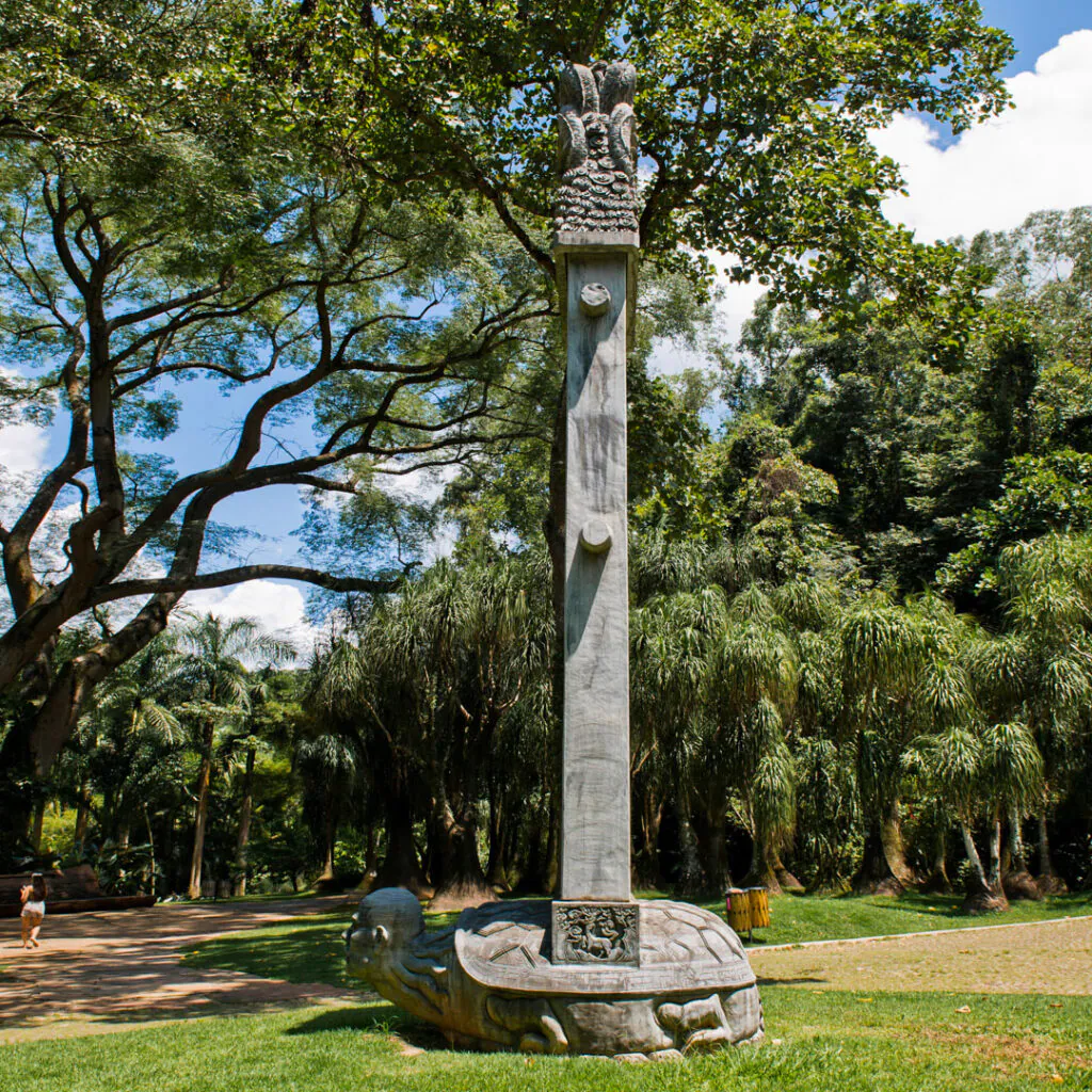 Zhang Huan, Gui Tuo Bei, 2001, pedra, 640x195x250 cm. ​Foto: William Gomes