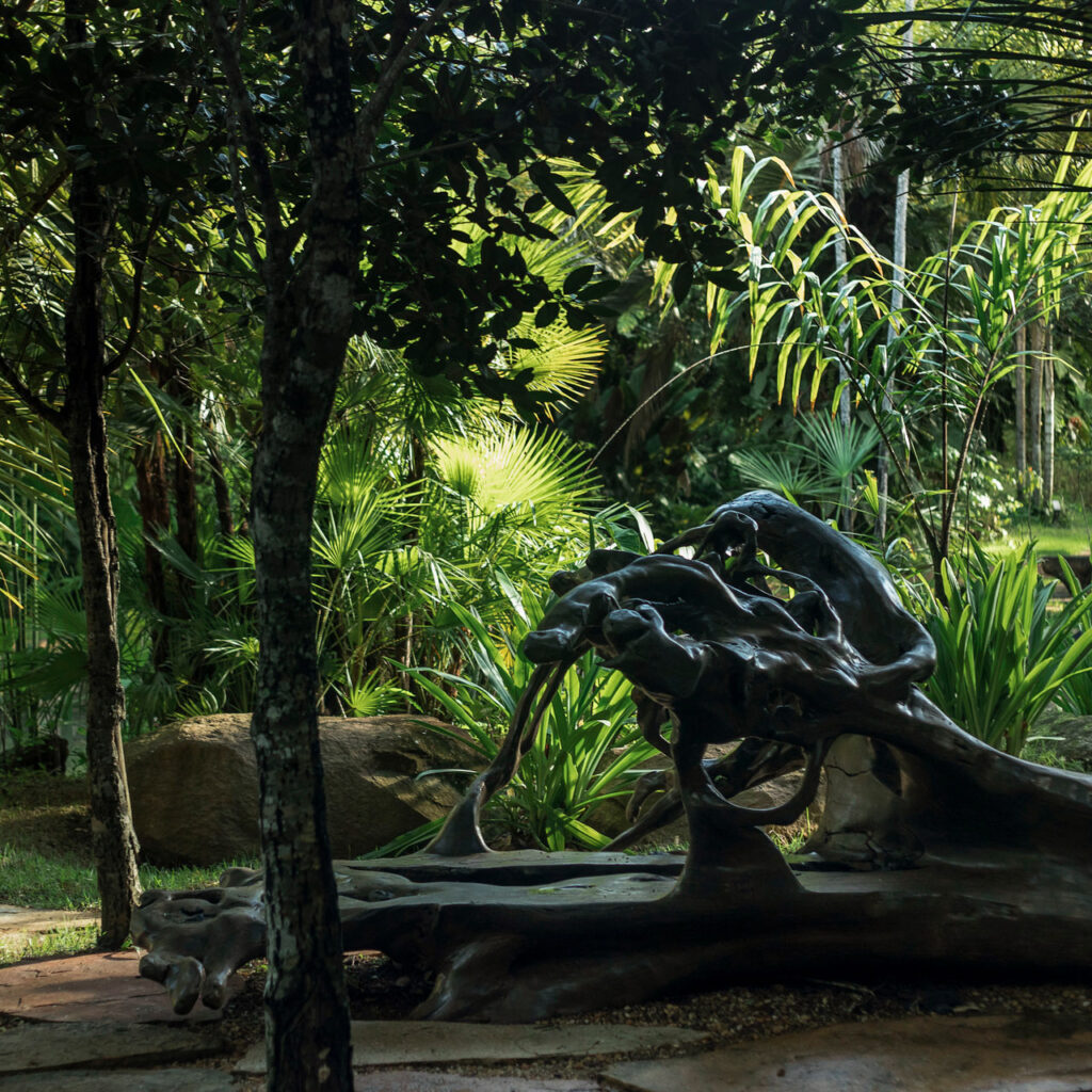 Os bancos, esculturas mobiliárias, são obras do designer Hugo França. Em Inhotim há cerca de 120 peças. Foto:João Marcos Rosa/Nitro