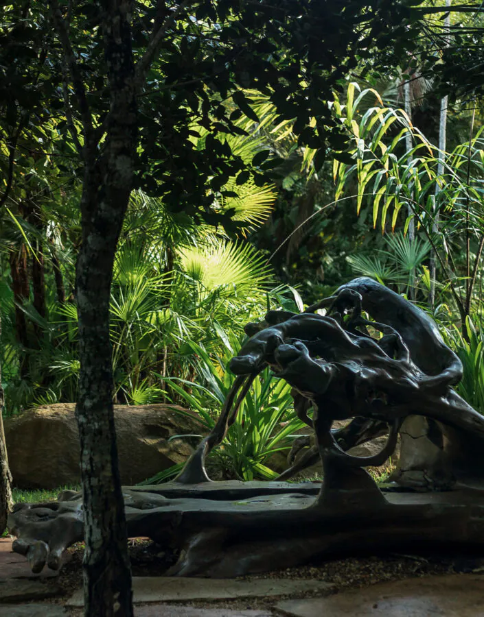 Os bancos, esculturas mobiliárias, são obras do designer Hugo França. Em Inhotim há cerca de 120 peças. Foto:João Marcos Rosa/Nitro