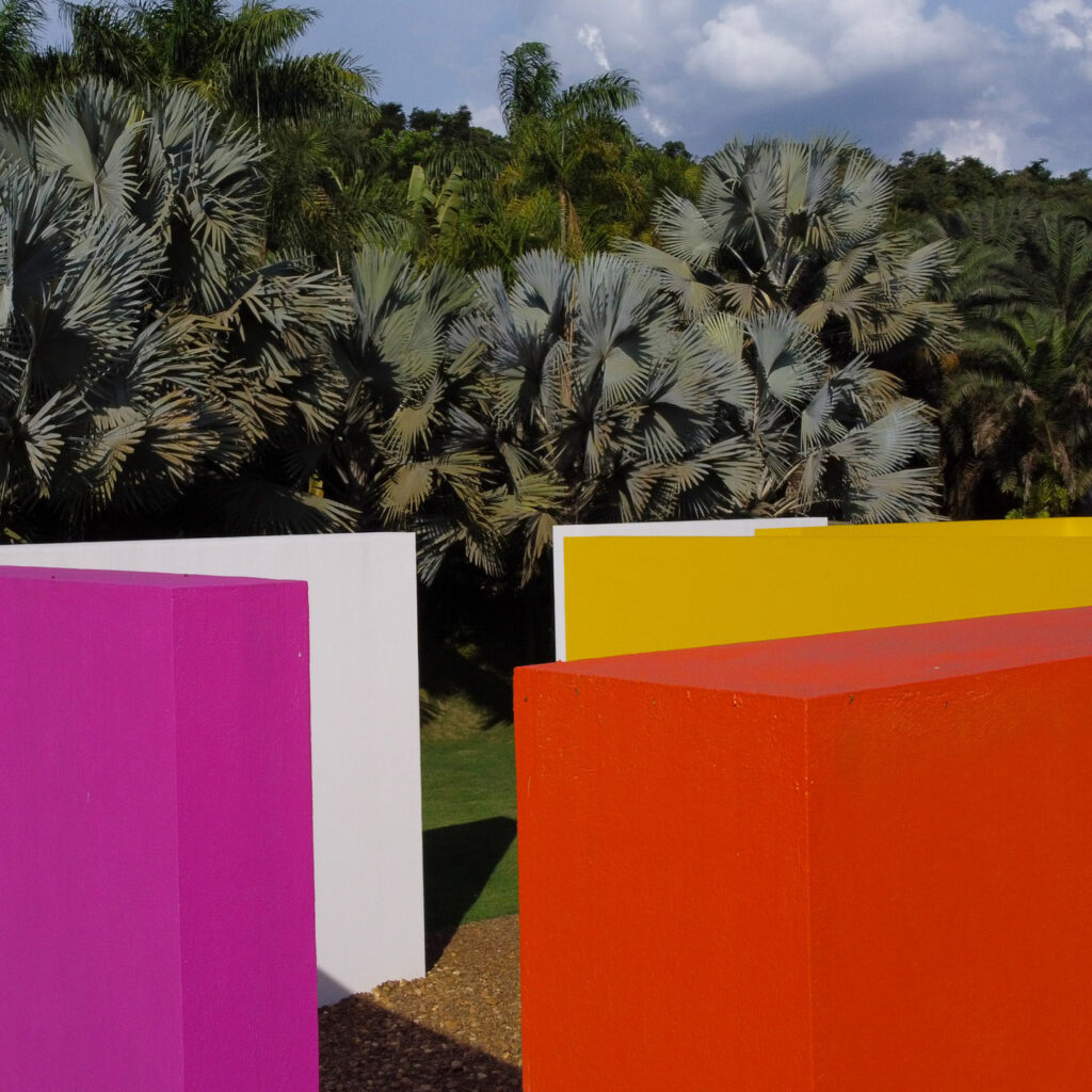 Hélio Oiticica, Invenção da cor, Penetrável Magic Square #5, De Luxe, 1977, [detalhe], pintura sobre paredes de alvenaria, cobertura de metal e vidro, alambrado, seixo rolado, 15x15x4,5 m. Foto: Brendon Campos