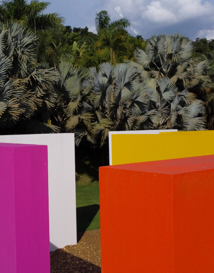 Hélio Oiticica, Invenção da cor, Penetrável Magic Square #5, De Luxe, 1977, [detalhe], pintura sobre paredes de alvenaria, cobertura de metal e vidro, alambrado, seixo rolado, 15x15x4,5 m. Foto: Brendon Campos