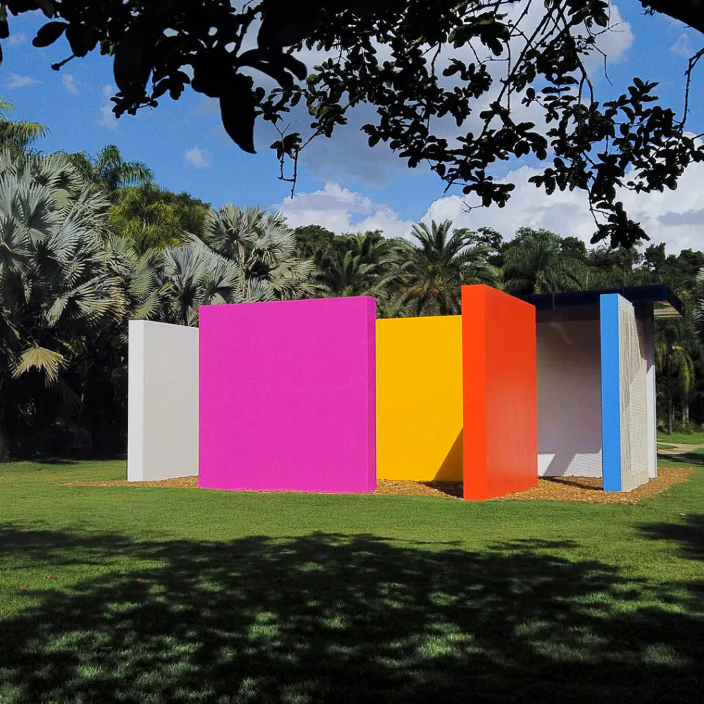 Hélio Oiticica, Invenção da cor, Penetrável Magic Square #5, De Luxe, 1977, [detalhe], pintura sobre paredes de alvenaria, cobertura de metal e vidro, alambrado, seixo rolado, 15x15x4,5 m. Foto: Brendon Campos