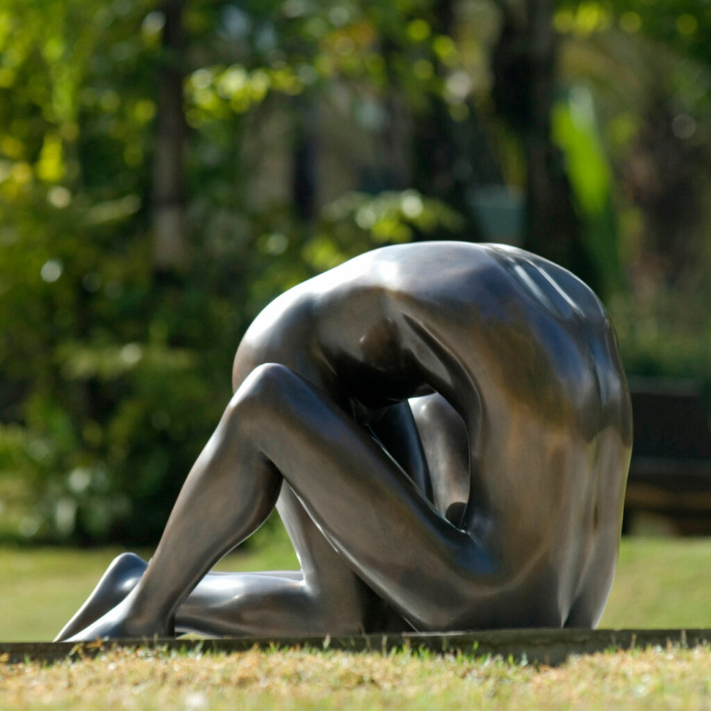 Sem título, 2000, bronze, 59x86x45cm. Foto: Pedro Motta