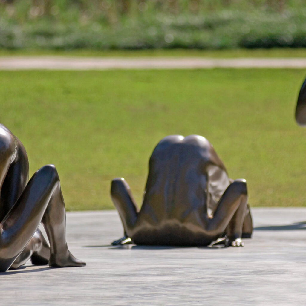 Sem título, 2000; Sem título, 2002; Sem título, 2005, bronze.  Foto: Pedro Motta.