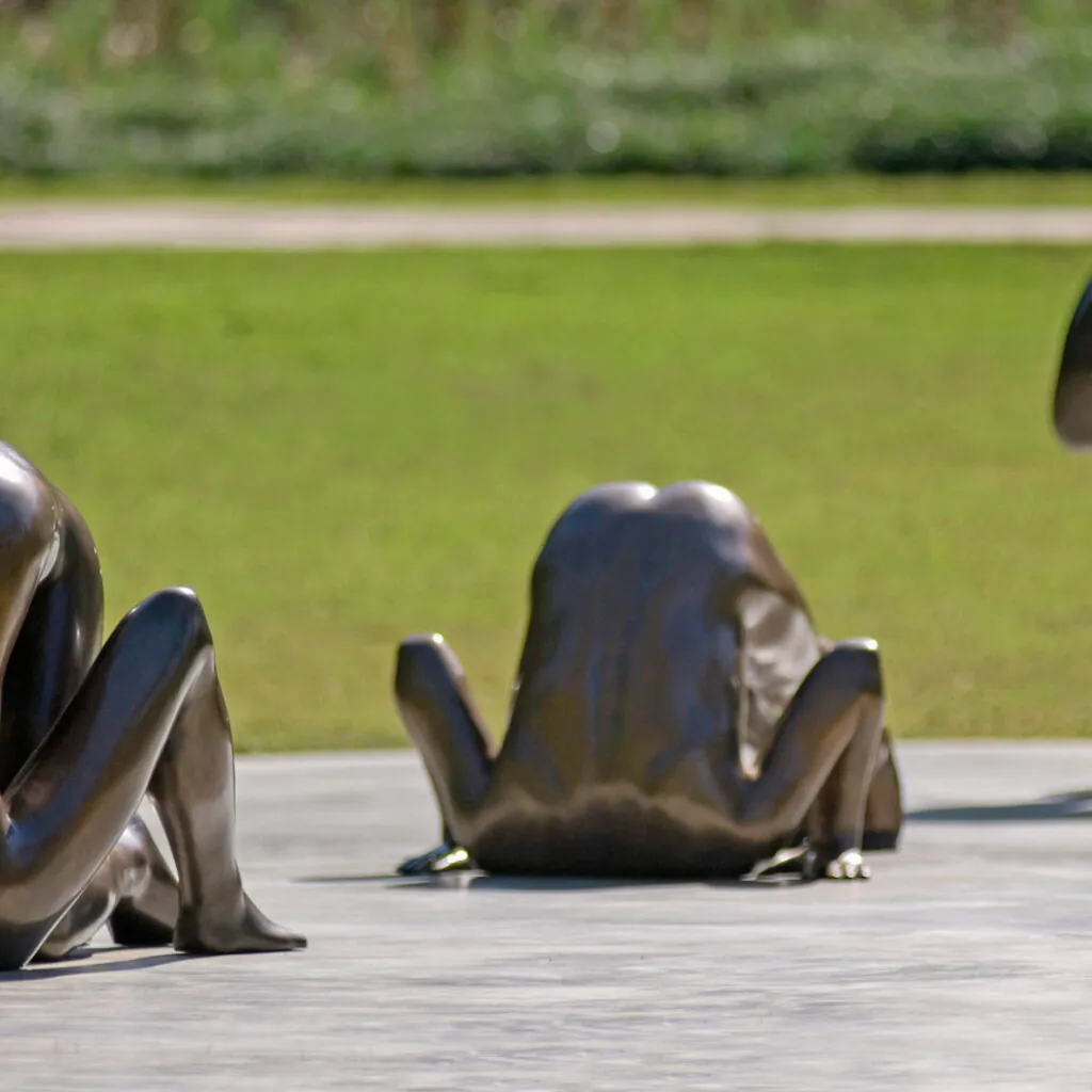 Sem título, 2000; Sem título, 2002; Sem título, 2005, bronze.  Foto: Pedro Motta.