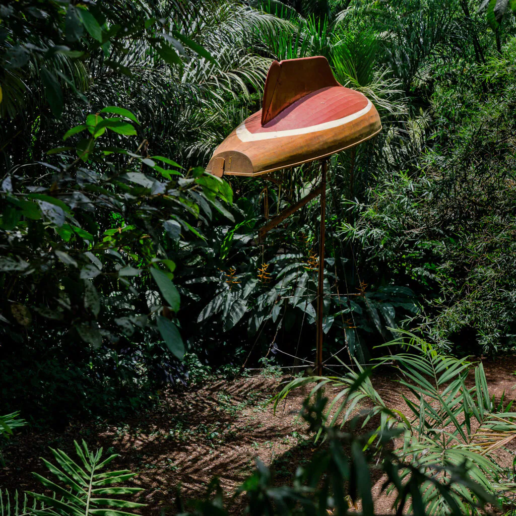 Simon Starling, The Mahogany Pavilion (Mobile Architecture nº 1), 2004, veleiro “loch long” invertido (nº73) construído em 1963 pela Boags Boat Yard em Largs, Escócia, usando mogno sul-americano, 640x600x350 cm​. Foto:  William Gomes