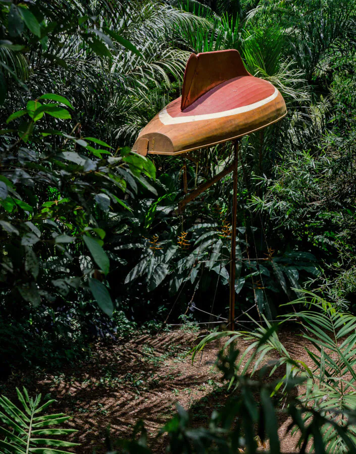 Simon Starling, The Mahogany Pavilion (Mobile Architecture nº 1), 2004, veleiro “loch long” invertido (nº73) construído em 1963 pela Boags Boat Yard em Largs, Escócia, usando mogno sul-americano, 640x600x350 cm. Foto:  William Gomes