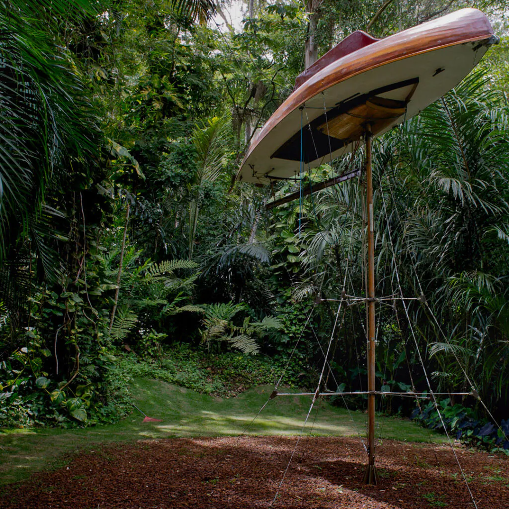The Mahogany Pavilion (Mobile Architecture nº 1), 2004 de Simon Starling. Acervo de arte contemporânea Inhotim