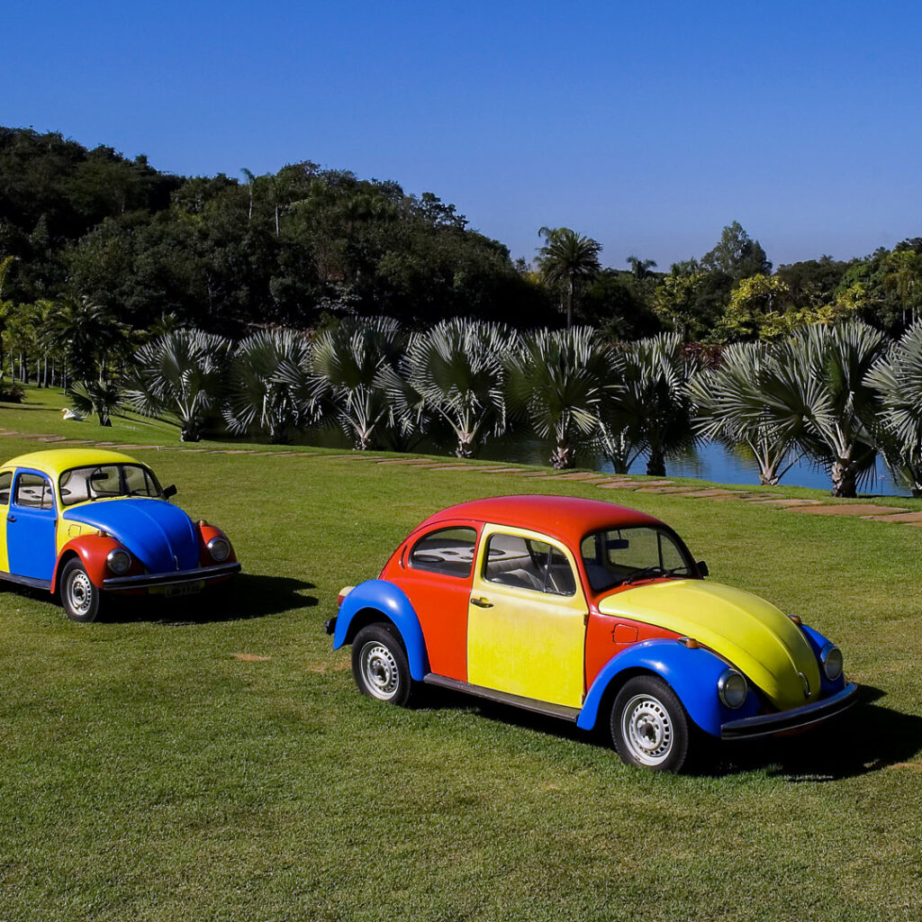 Jarbas Lopes, Troca-troca, 2002, 3 fuscas com aparelhagem de som, dimensões variáveis.  Foto: Eduardo Eckenfels