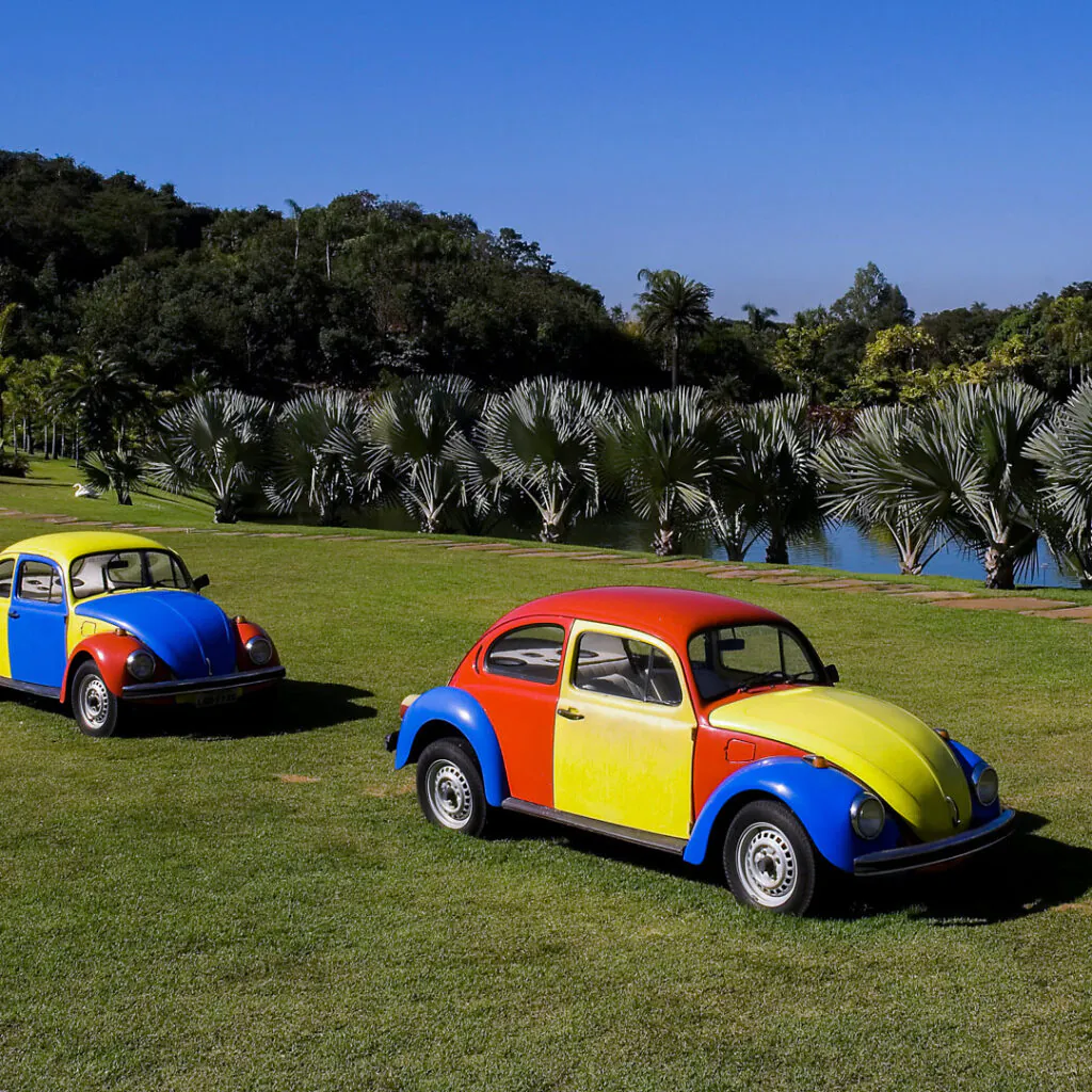 Jarbas Lopes, Troca-troca, 2002, 3 fuscas com aparelhagem de som, dimensões variáveis.  Foto: Eduardo Eckenfels