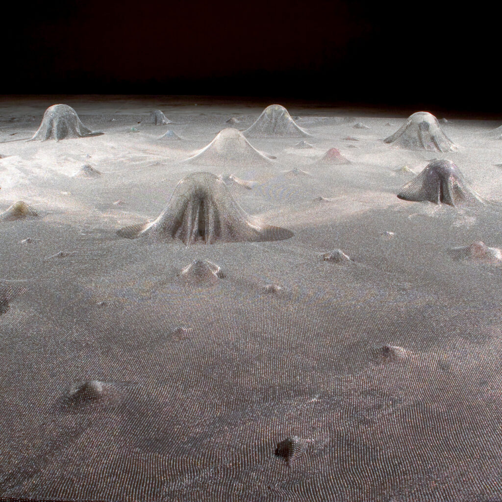 Cildo Meireles, Glove Trotter, 1991,[detalhe],  malha de aço, bolas de vários tamanhos, cores e materiais, 25x520x420 cm.​ Foto: Pedro Motta