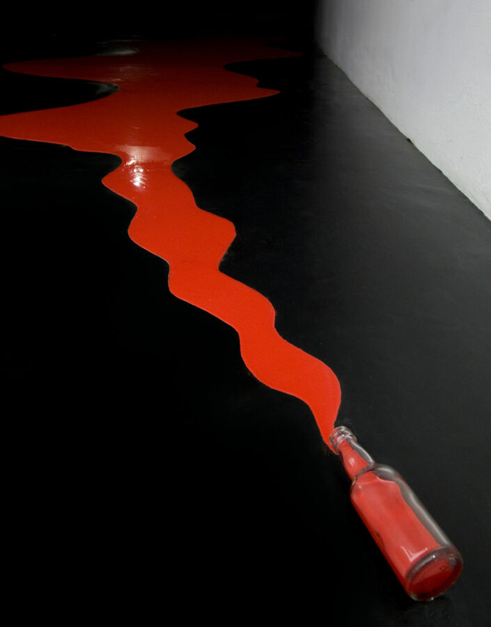 Cildo Meireles, Desvio para o vermelho II: Entorno, 1967-84, materiais diversos, dimensões variáveis. Foto: Pedro Motta