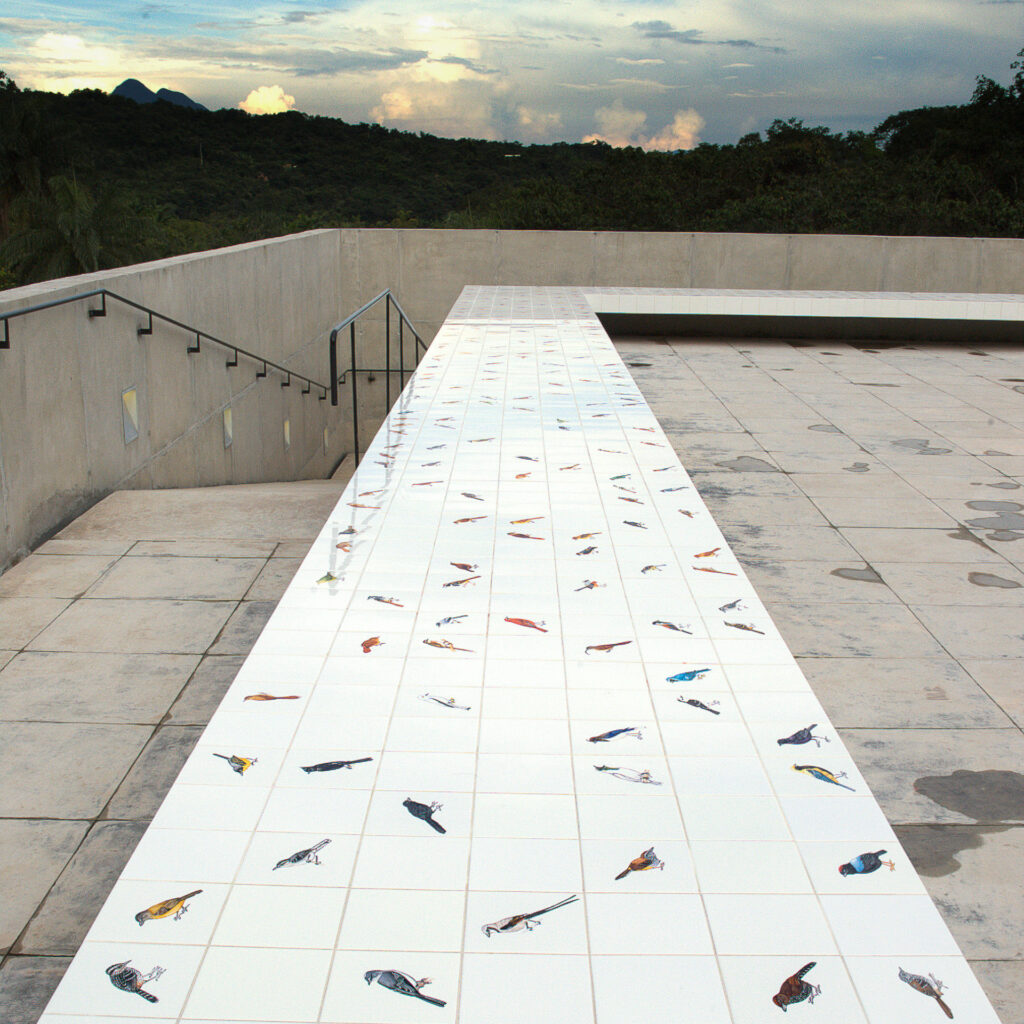 Adriana Varejão, Passarinhos – de Inhotim a Demini, 2004-08, pintura sobre azulejo, 100 x 382 cm. Foto: Vicente de Mello