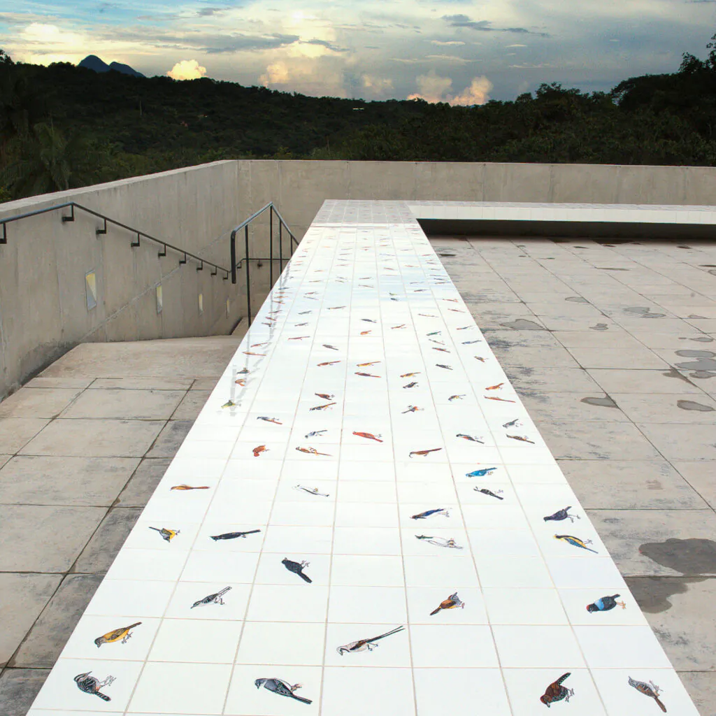 Adriana Varejão, Passarinhos – de Inhotim a Demini, 2004-08, pintura sobre azulejo, 100 x 382 cm. Foto: Vicente de Mello