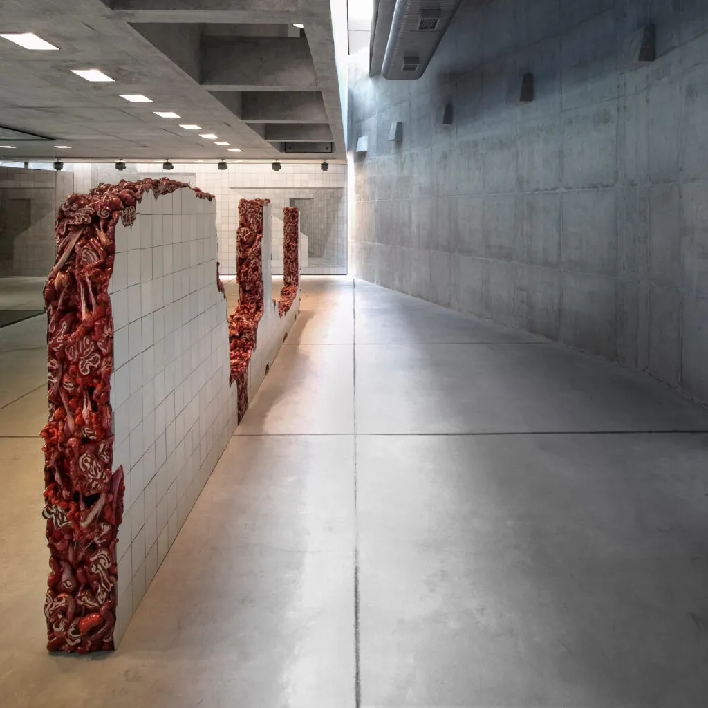 Adriana Varejão, Linda do Rosário, 2004, óleo sobre alumínio e poliuretano, 195x800x25 cm. oto: Eduardo Eckenfels