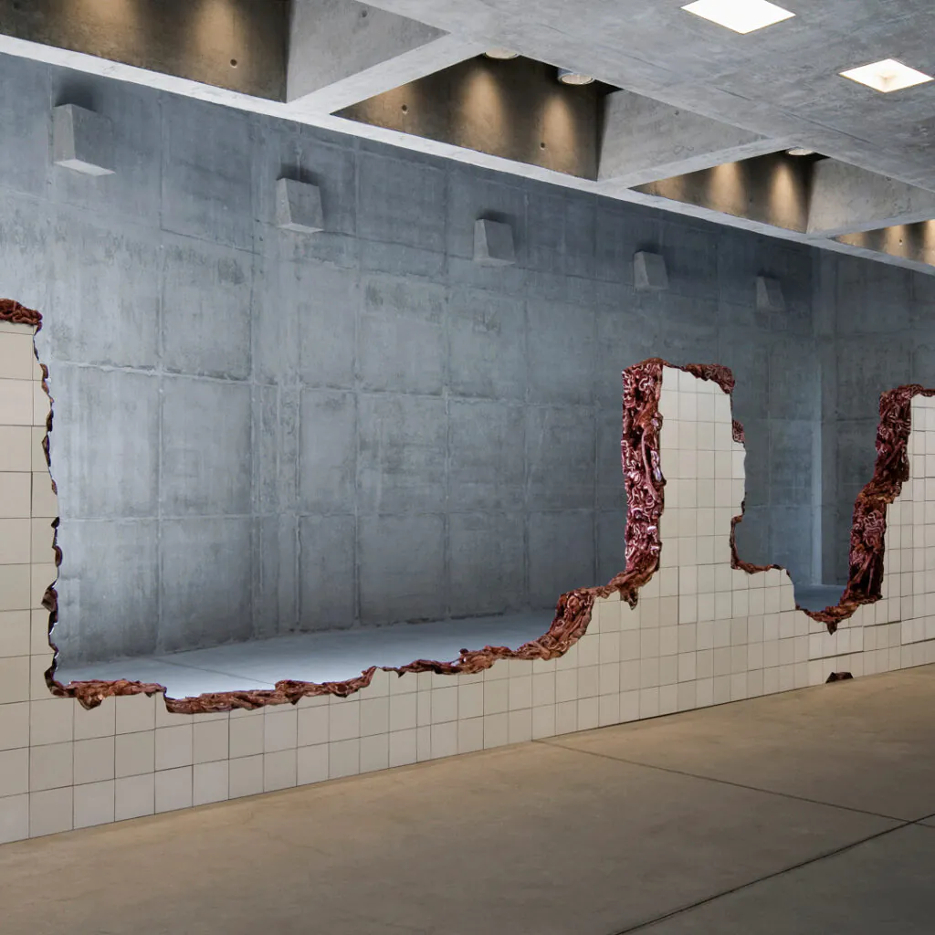 Adriana Varejão, Linda do Rosário, 2004, óleo sobre alumínio e poliuretano, 195x800x25 cm. oto: Eduardo Eckenfels