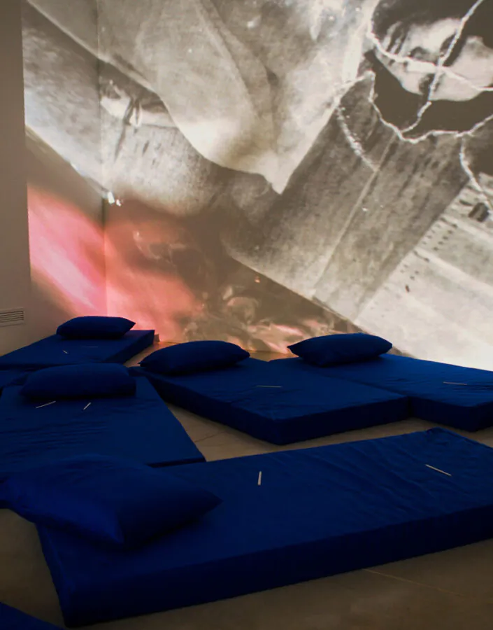 Hélio Oiticica e Neville D’Almeida, Cosmococa/CC1 Trashiscapes, 1973, 2 projetores, slides, colchões, lixas de unha, trilha sonora (Dominguinhos e Luiz Gonzaga, Pífanos de Caruaru, Stockhausen, Jimi Hendrix, sons da rua) e equipamento de áudio, dimensões variáveis. Foto: Eugenio Sávio