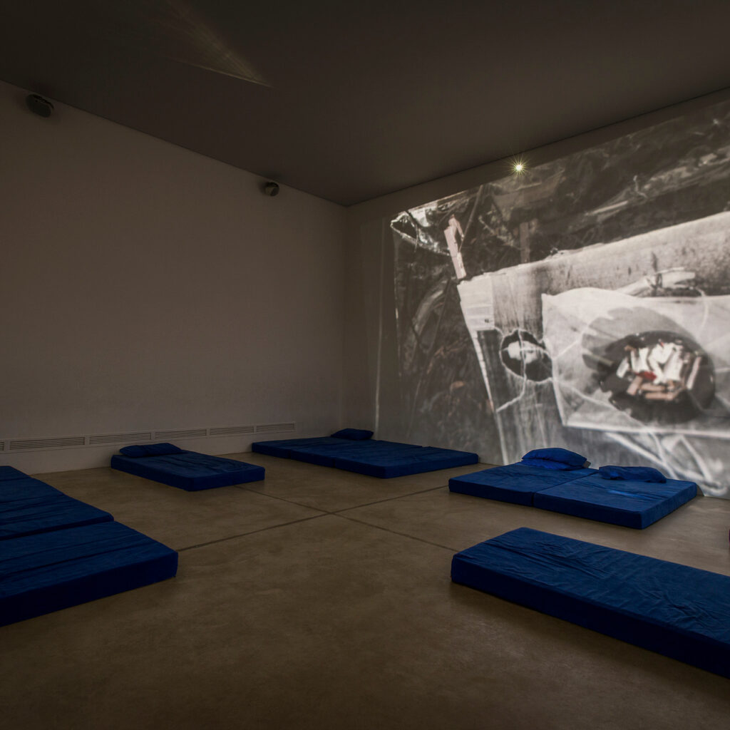 Hélio Oiticica e Neville D’Almeida, Cosmococa/CC1 Trashiscapes, 1973, 2 projetores, slides, colchões, lixas de unha, trilha sonora (Dominguinhos e Luiz Gonzaga, Pífanos de Caruaru, Stockhausen, Jimi Hendrix, sons da rua) e equipamento de áudio, dimensões variáveis. ​oto: Daniel Mansur