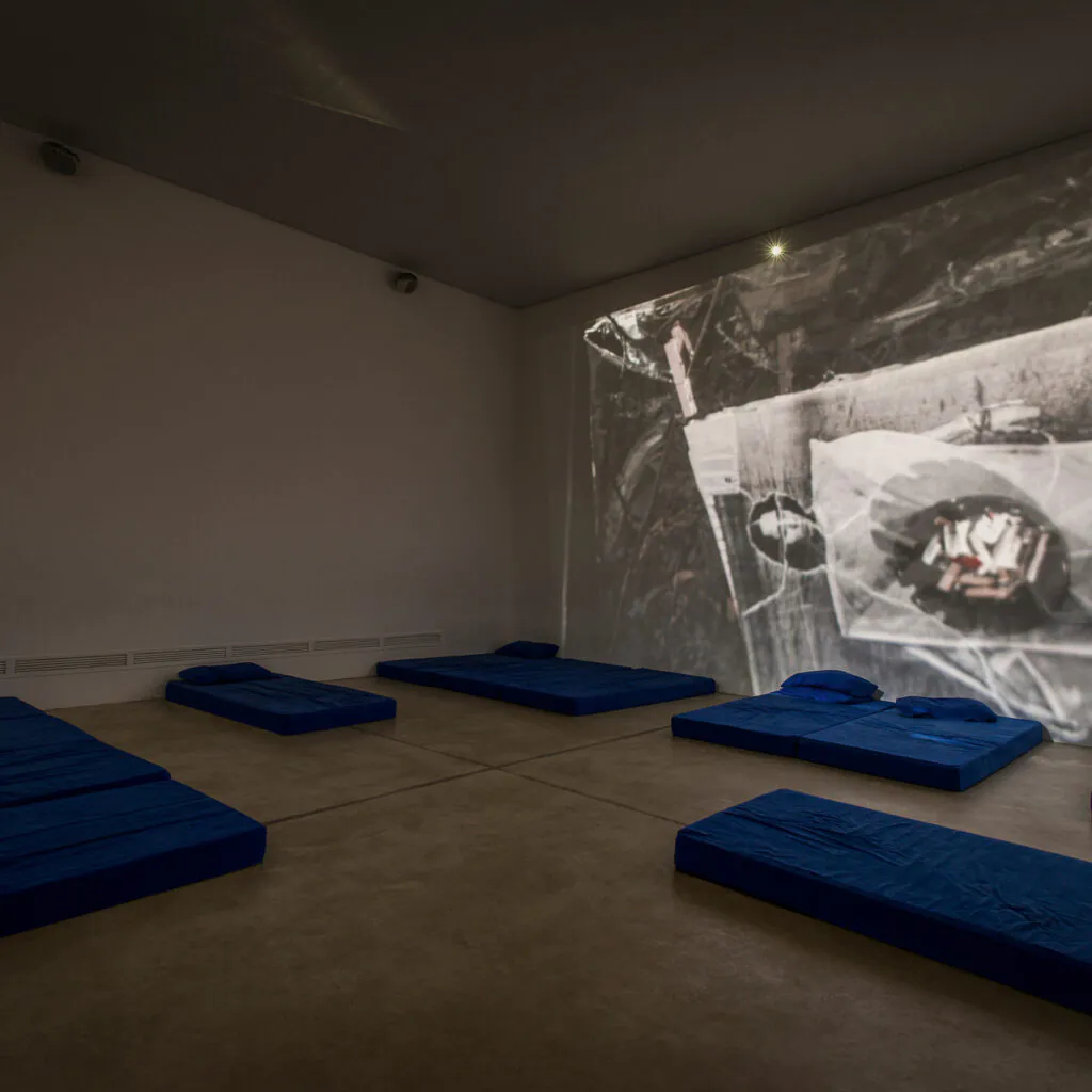 Hélio Oiticica e Neville D’Almeida, Cosmococa/CC1 Trashiscapes, 1973, 2 projetores, slides, colchões, lixas de unha, trilha sonora (Dominguinhos e Luiz Gonzaga, Pífanos de Caruaru, Stockhausen, Jimi Hendrix, sons da rua) e equipamento de áudio, dimensões variáveis. ​oto: Daniel Mansur