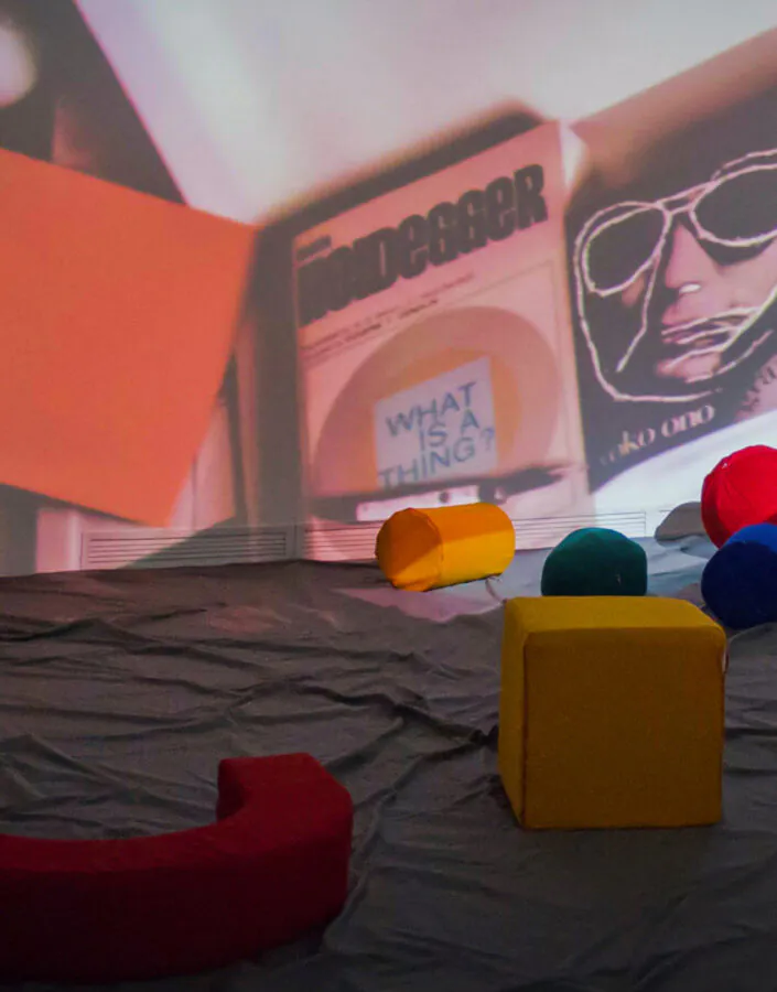 Hélio Oiticica e Neville D’Almeida, Cosmococa/CC2 Onobject, 1973, 4 projetores, slides, espuma revestida com tecido, trilha sonora (Yoko Ono, som de telefone), e equipamento de áudio, dimensões variáveis. Foto: William Gomes