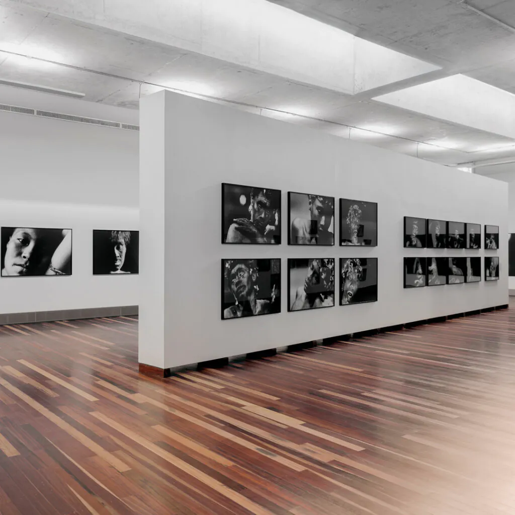 Vista de exposição do eixo "O homem", Galeria Claudia Andujar. Foto: Eduardo Eckenfels