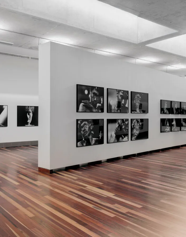 Vista de exposição do eixo "O homem", Galeria Claudia Andujar. Foto: Eduardo Eckenfels