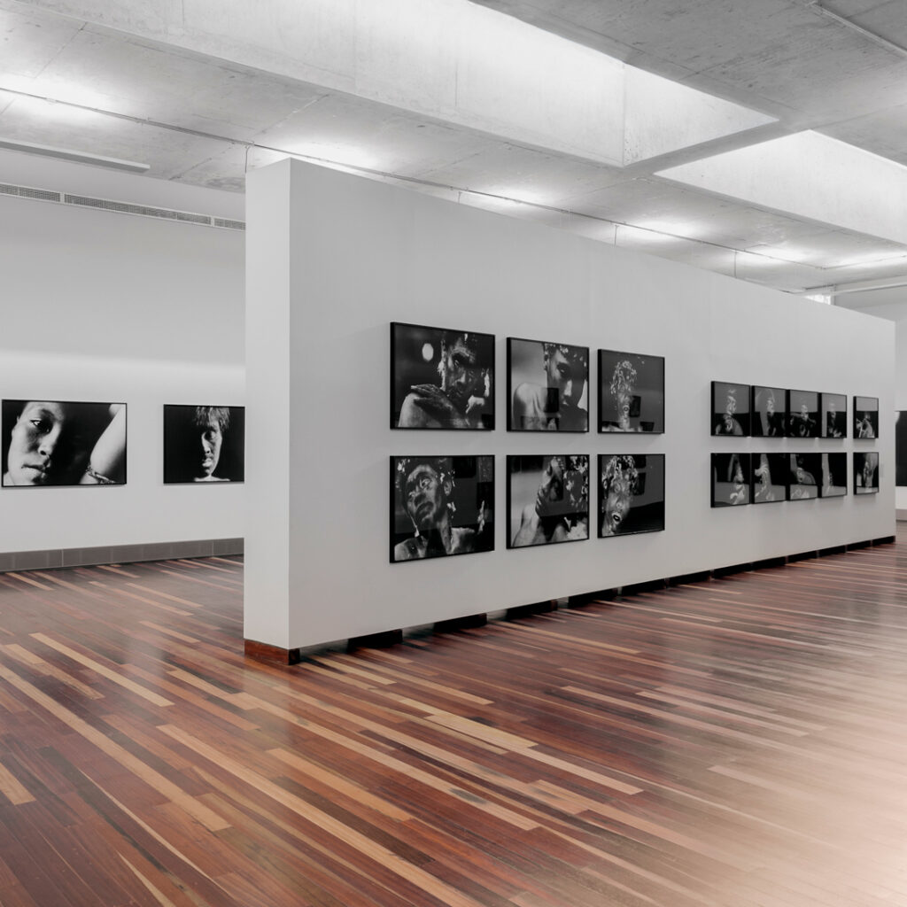 Vista de exposição do eixo "O homem", Galeria Claudia Andujar. Foto: Eduardo Eckenfels