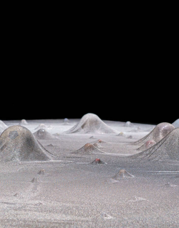 Cildo Meireles, Glove Trotter, 1991, [detalhe], malha de aço, bolas de vários tamanhos, cores e materiais, 25x520x420 cm.​ Foto: William Gomes