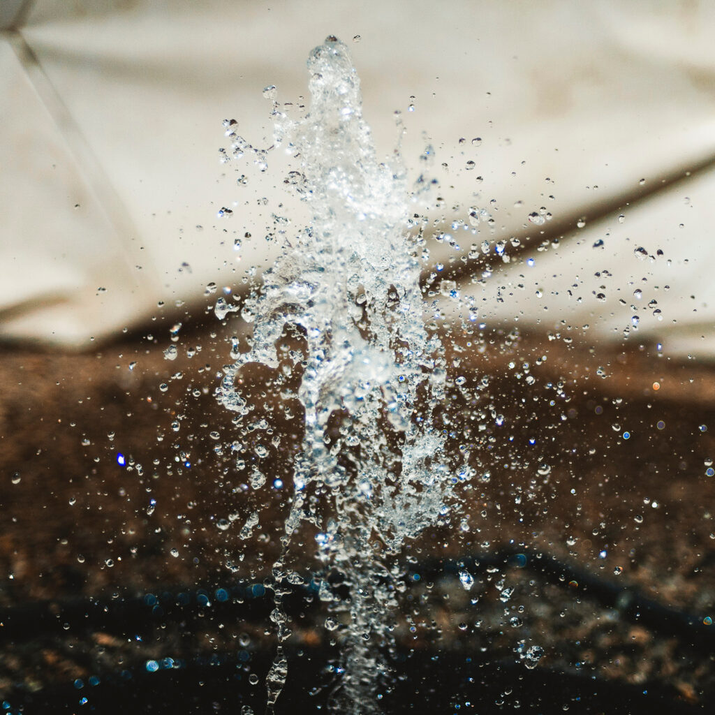 Olafur Eliasson, By means of a Sudden Intuitive Realization, 1996,[detalhe],  iglu de fibra de vidro, água, iluminação estroboscópica, bomba d’água e plástico, 300x510. Foto: William Gomes