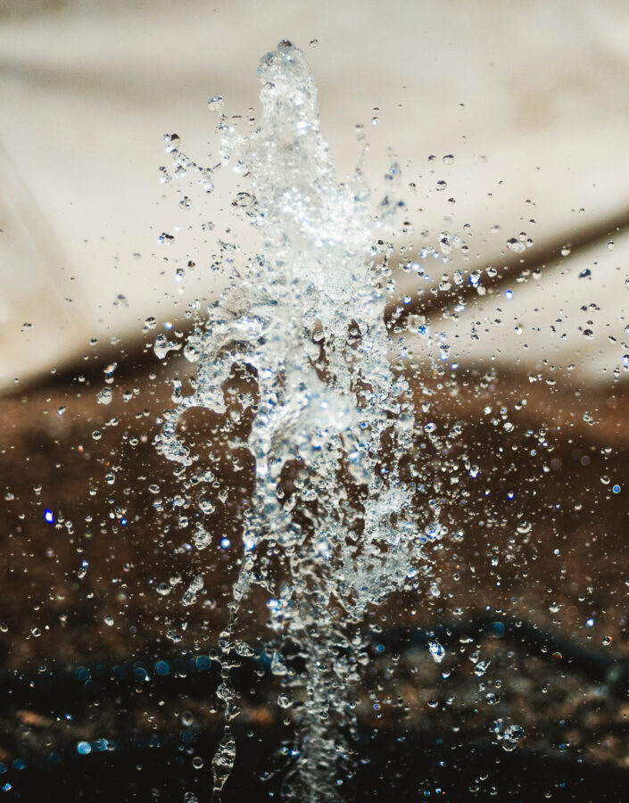 Olafur Eliasson, By means of a Sudden Intuitive Realization, 1996,[detalhe],  iglu de fibra de vidro, água, iluminação estroboscópica, bomba d’água e plástico, 300x510. Foto: William Gomes