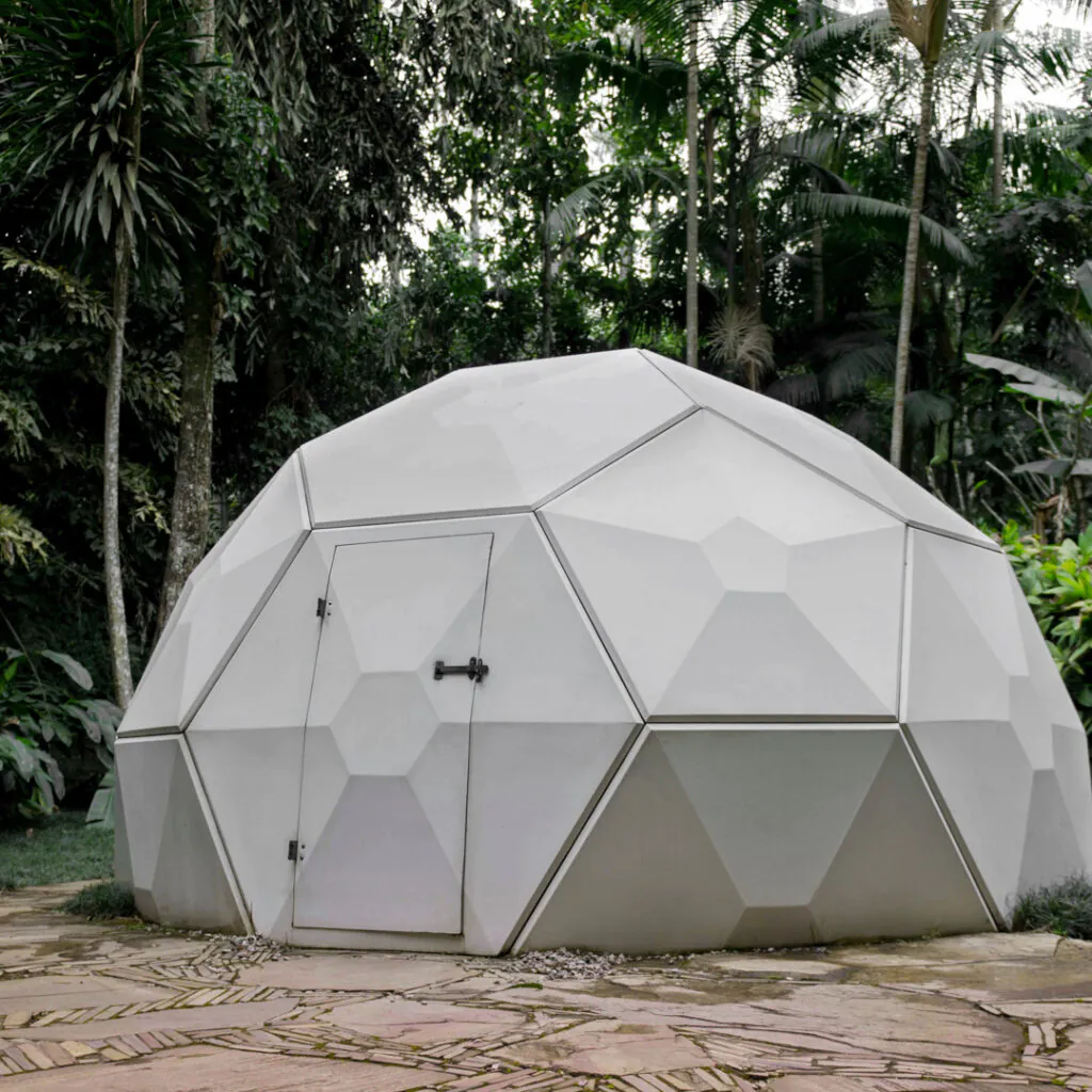 Olafur Eliasson, By means of a Sudden Intuitive Realization, 1996, iglu de fibra de vidro, água, iluminação estroboscópica, bomba d’água e plástico, 300x510. Foto: William Gomes