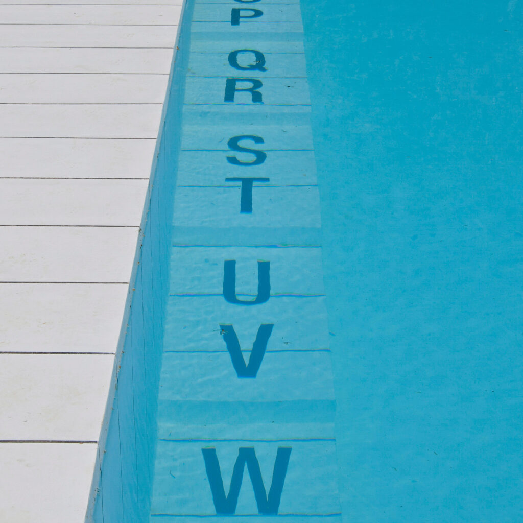 Jorge Macchi, Piscina, 2009, [detalhe]  massa de cimento branco e granito, 12x12x1,8 m. Foto: Pedro Motta