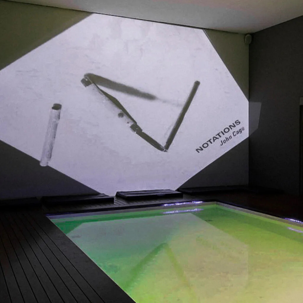 Hélio Oiticica e Neville D’Almeida, Cosmococa/CC4 Nocagions, 1973, 2 projetores, slides, piscina iluminada, trilha sonora (John Cage) e equipamento de áudio, dimensões variáveis. Foto: Iwan Baan