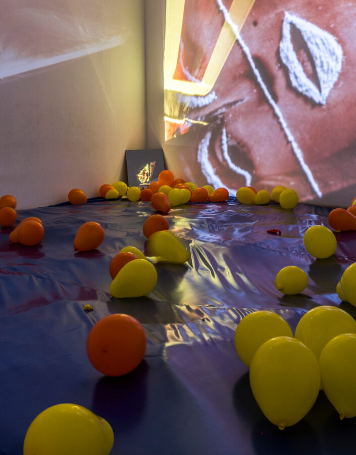 Obra Cosmococa/CC3 Maileryn, 1973, de Hélio Oiticica e Neville D'Almeida. Acervo de arte contemporânea Inhotim