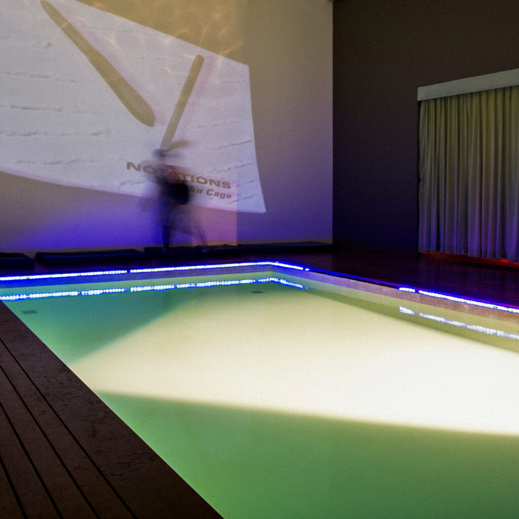 Obra Cosmococa/CC4 Nocagions, 1973, de Hélio Oiticica e Neville D’Almeida. Acervo de arte contemporânea Inhotim