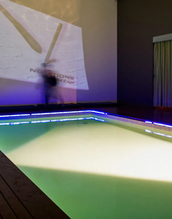 Obra Cosmococa/CC4 Nocagions, 1973, de Hélio Oiticica e Neville D’Almeida. Acervo de arte contemporânea Inhotim