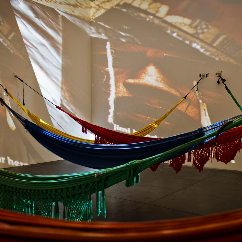 Obra Cosmococa/CC5 Hendrix-war, 1973, de Hélio Oiticica e Neville D’Almeida. Acervo de arte contemporânea Inhotim