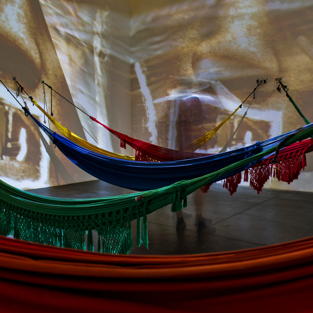 Hélio Oiticica e Neville D’Almeida, Cosmocaca/CC5 Hendrix-war, 1973, 5 projetores, slides, redes, trilha sonora (Jimi Hendrix) e equipamento de áudio, dimensões variáveis. ​Foto: William Gomes