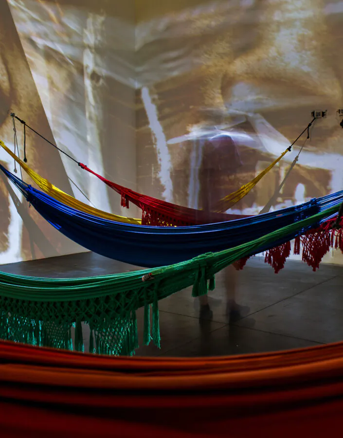 Hélio Oiticica e Neville D’Almeida, Cosmocaca/CC5 Hendrix-war, 1973, 5 projetores, slides, redes, trilha sonora (Jimi Hendrix) e equipamento de áudio, dimensões variáveis. Foto: William Gomes