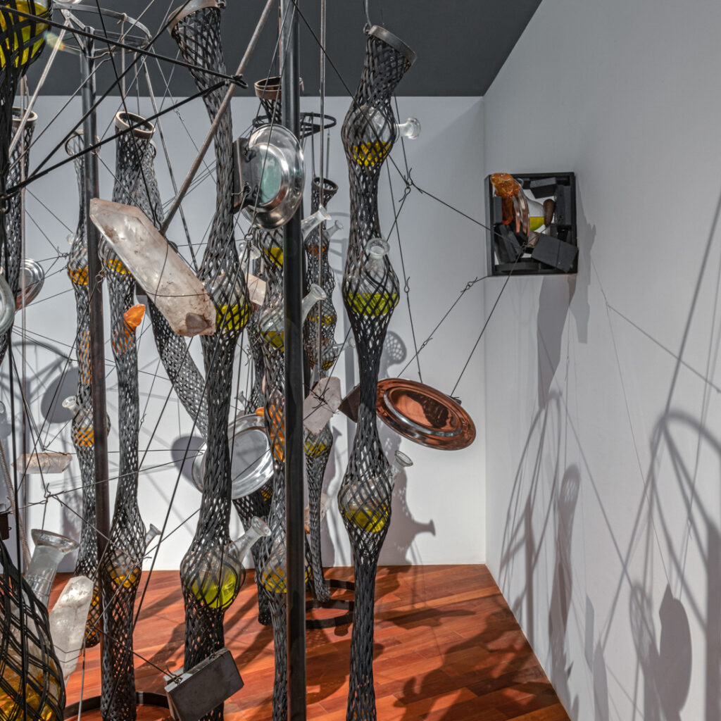 Obra Cooking Crystals Expanded, 2009, de Tunga. Acervo de arte contemporânea Inhotim.