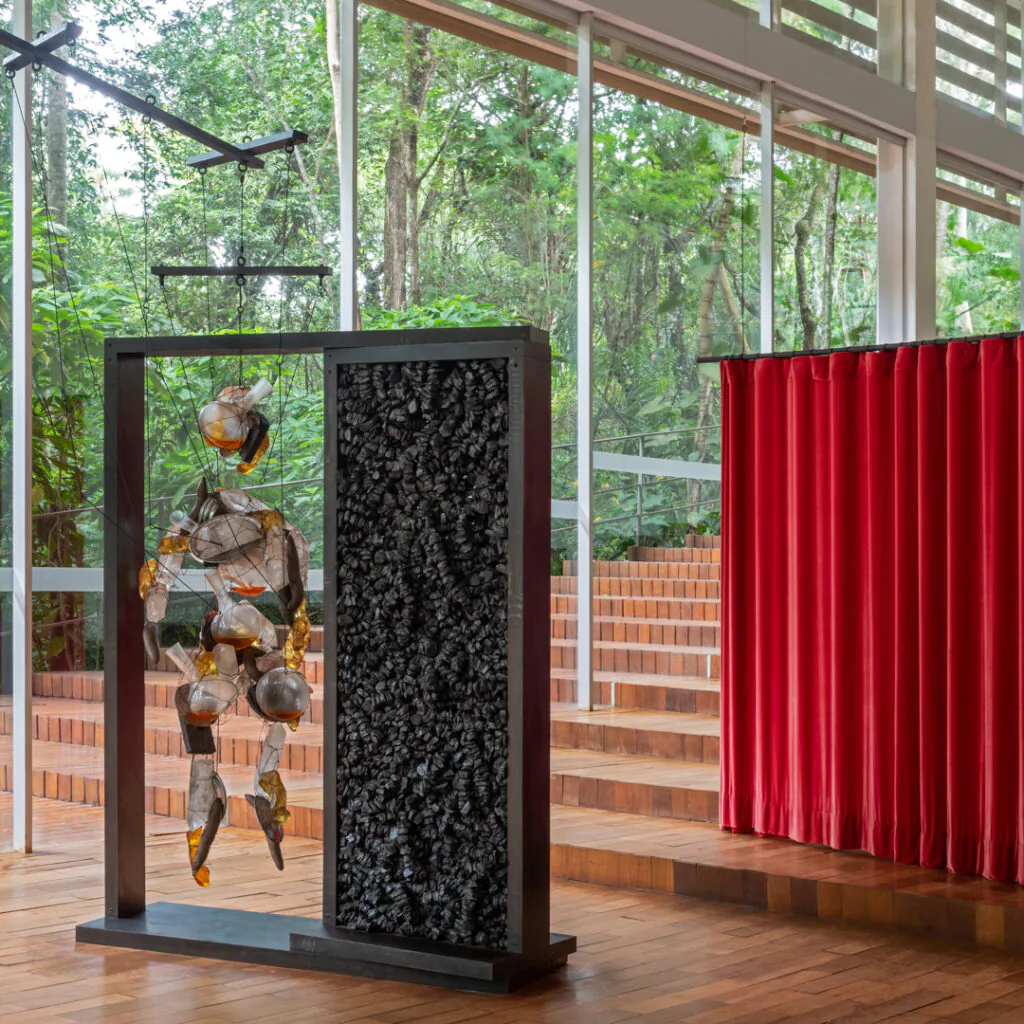 Obra Psicopompo Cooking Crystal, 2010, Tunga. Acervo de arte contemporânea Inhotim